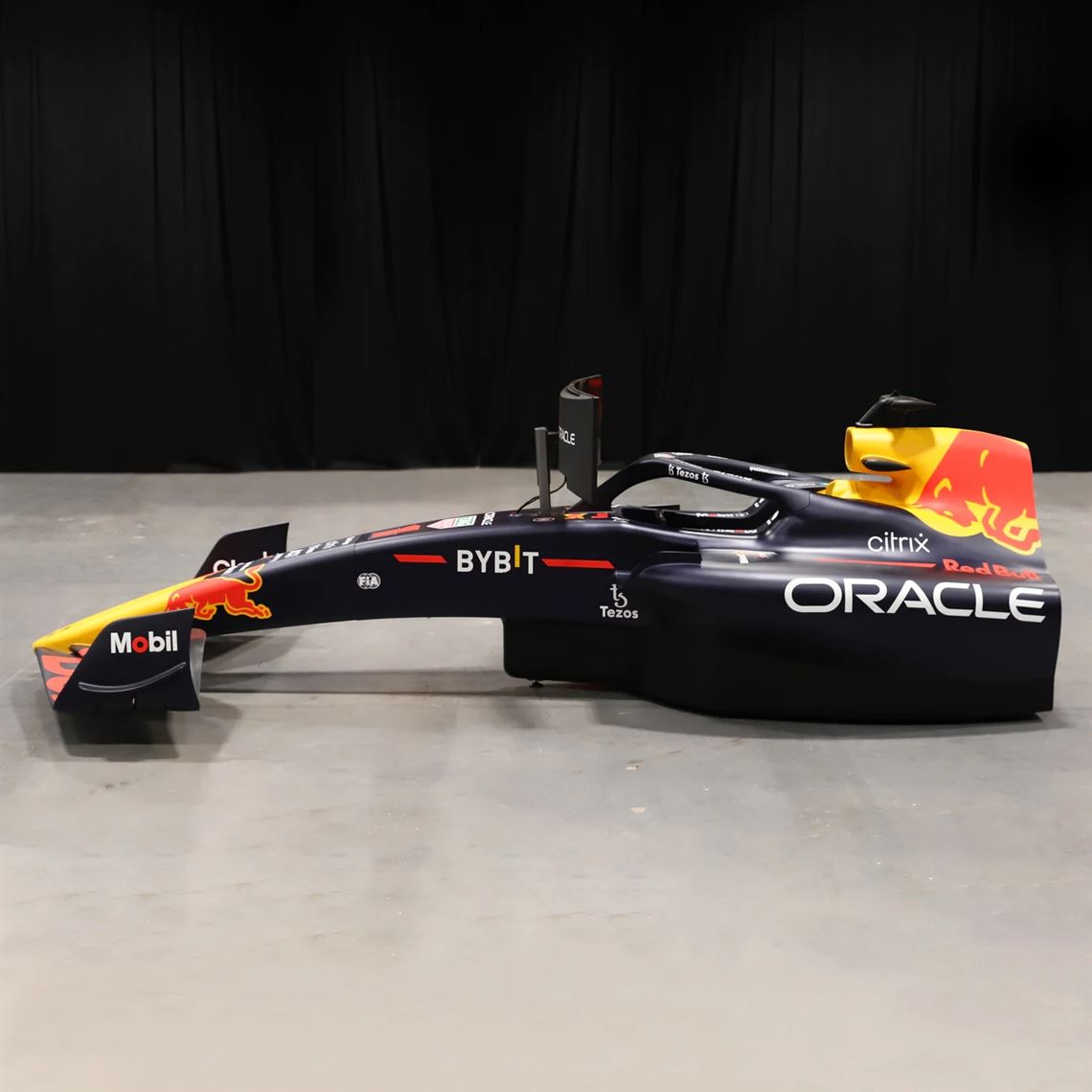 official-2022-red-bull-racing-rb18-f1-simulat