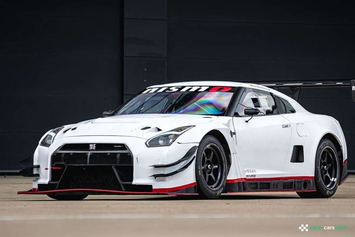 2014-nissan-r35-gt-r-8a01