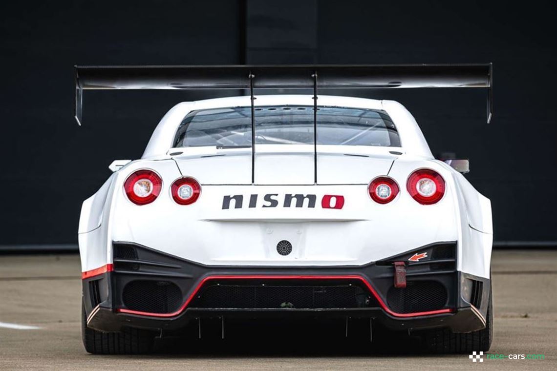 2014-nissan-r35-gt-r-8a01